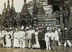 Group at Shwedagon pagoda (early 20th).